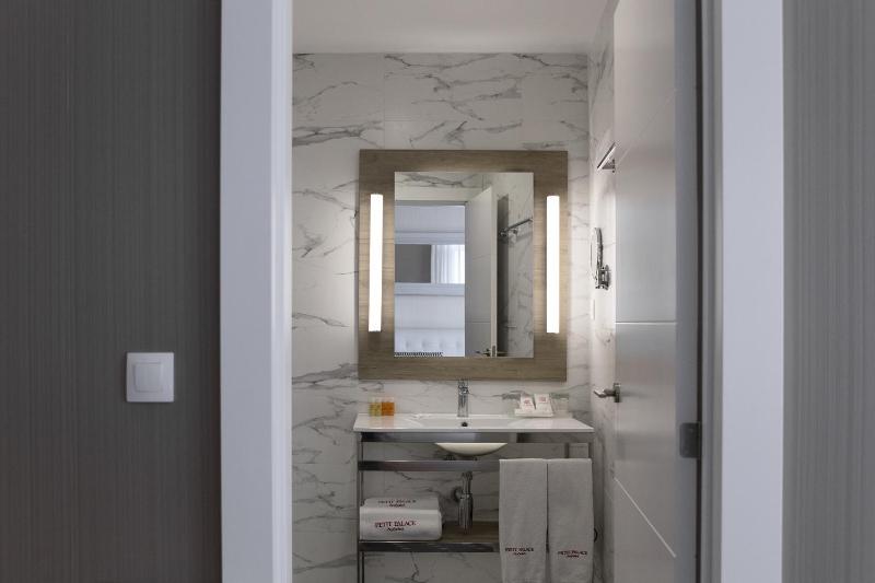 Small Double Room image 3