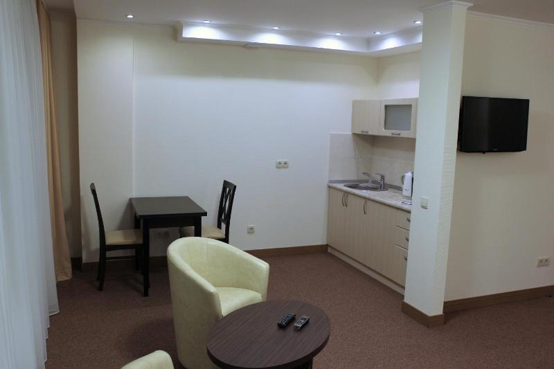 Suite with Kitchenette image 2