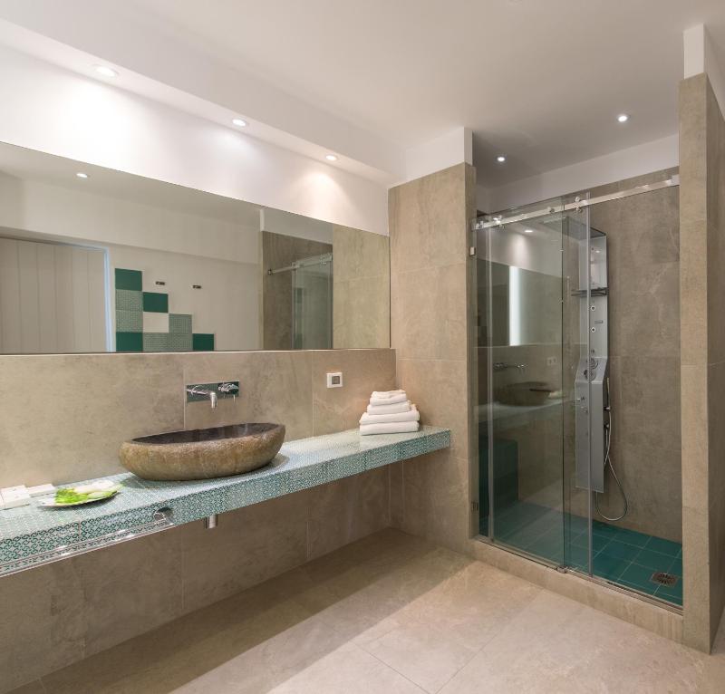 Absolute Suite with Private Hot Tub & Caldera View image 3