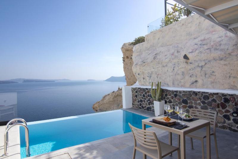 Infinity Suite with Private Pool & Caldera View image 4