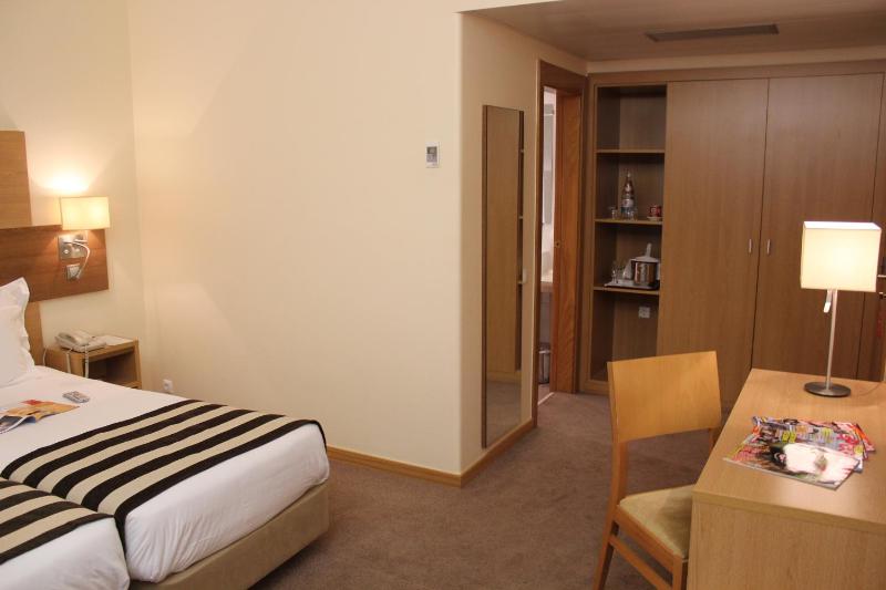 Twin Room with Extra Bed image 3