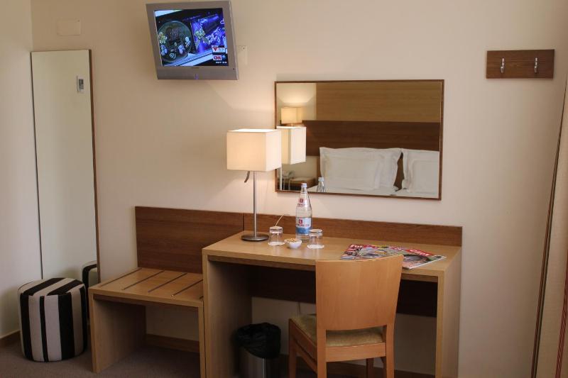 Family Room (2 Adults + 1 Child up to 12 years old) image 3