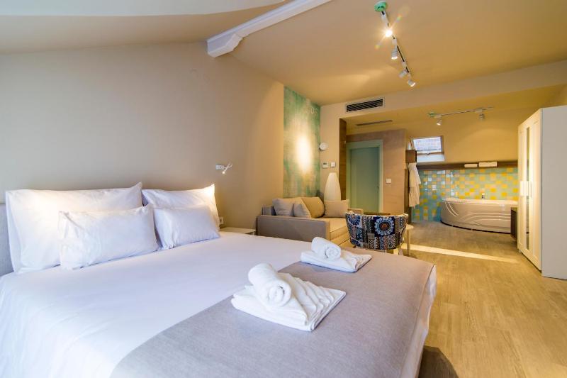Suite with Hot Tub image 4