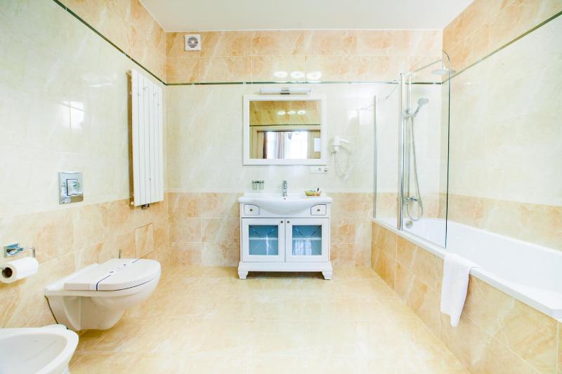 One-Bedroom Suite image 2