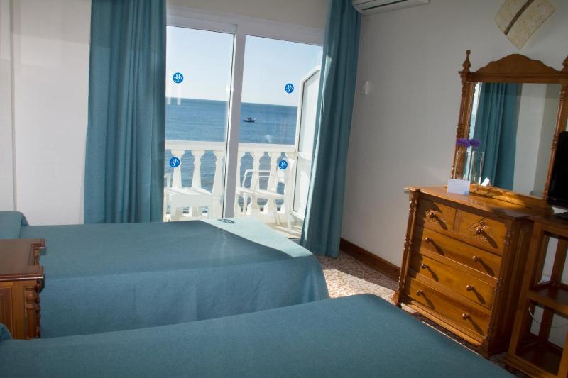 Twin Room with Sea View image 3