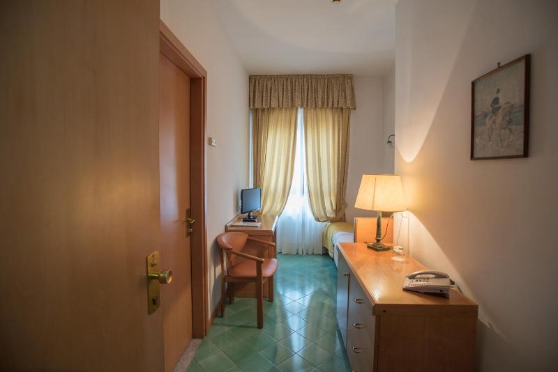 Single Room image 4