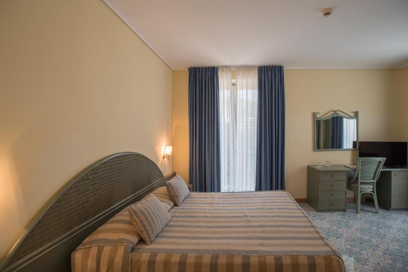 Double Room image 3