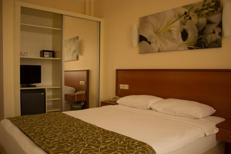 Standard Double or Twin Room with Garden View image 1
