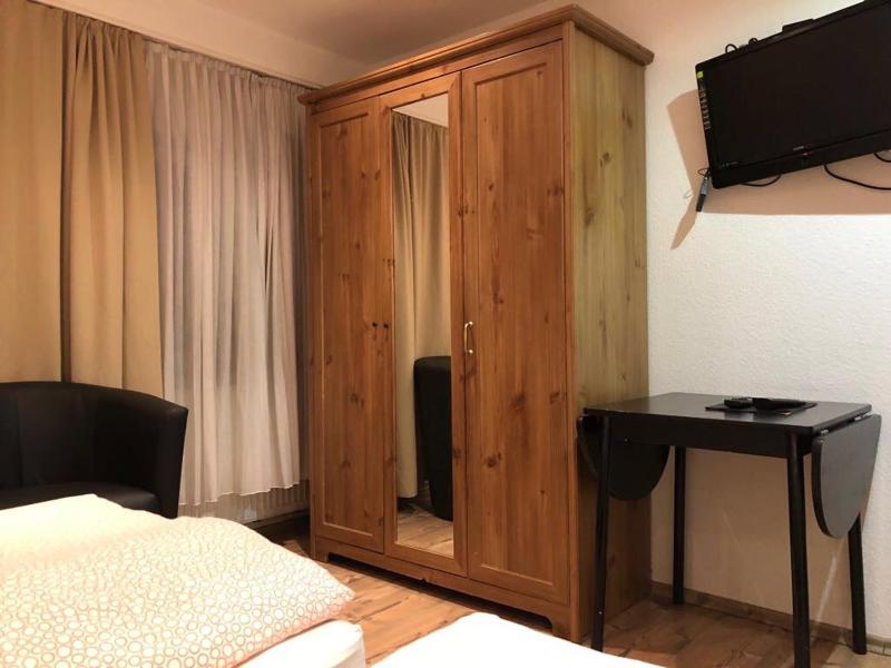 Standard Twin Room image 3