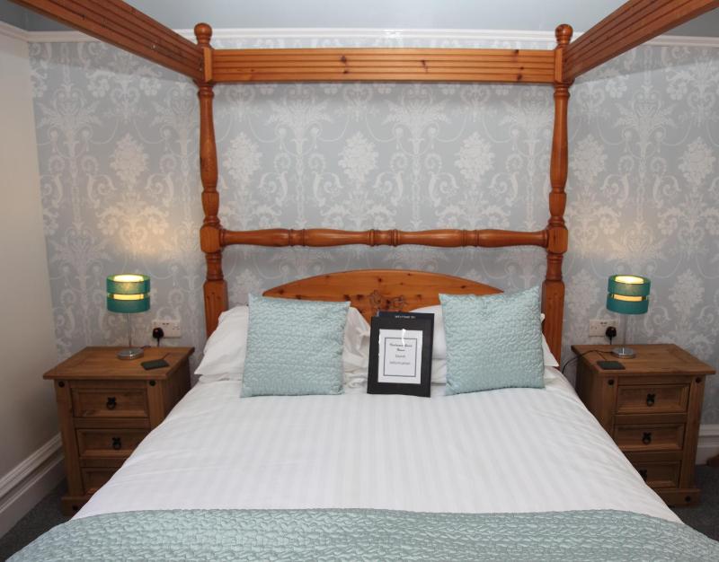 Double Room with Four Poster Bed image 2