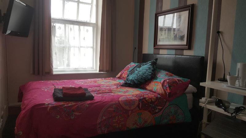 Single Room with Bathroom image 1