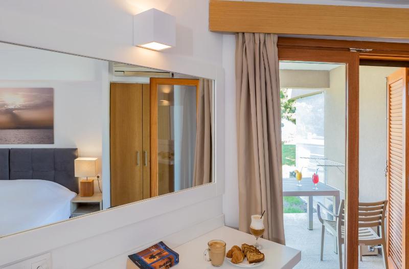 Classic Double or Twin Room with Sea View image 4