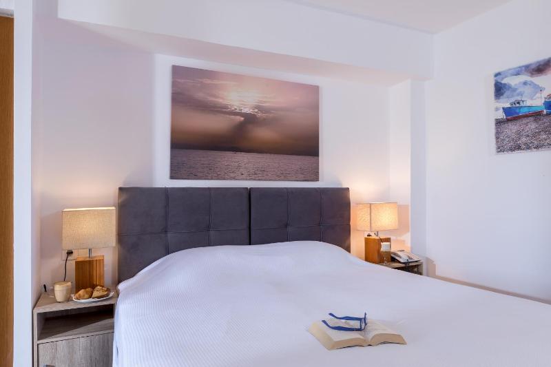 Classic Double or Twin Room with Sea View image 1