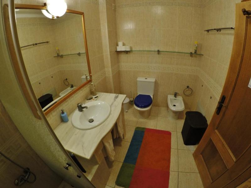 Twin Room with Shared Bathroom image 1