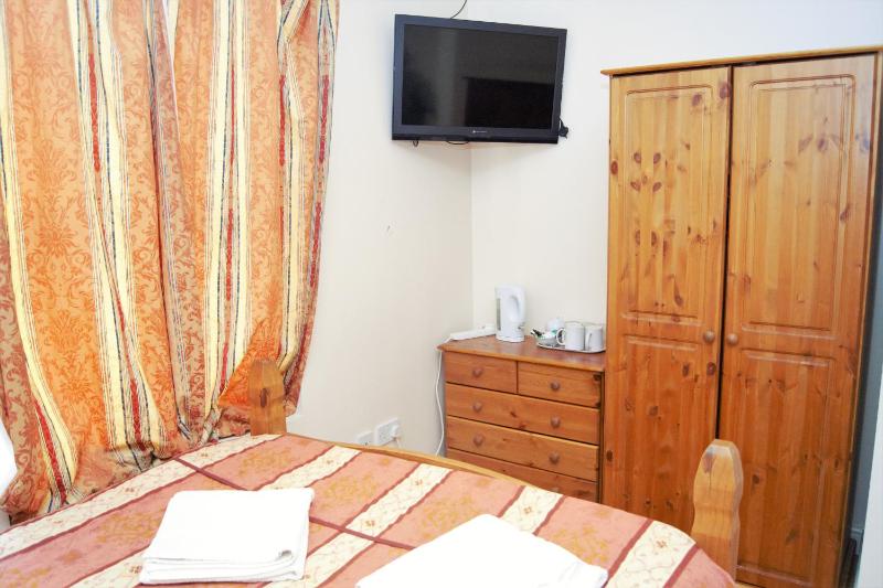 Family Room (2 Adults + 1 Children) image 3