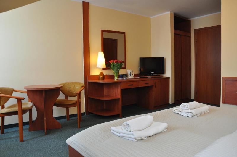 Twin Room with Private Bathroom image 3