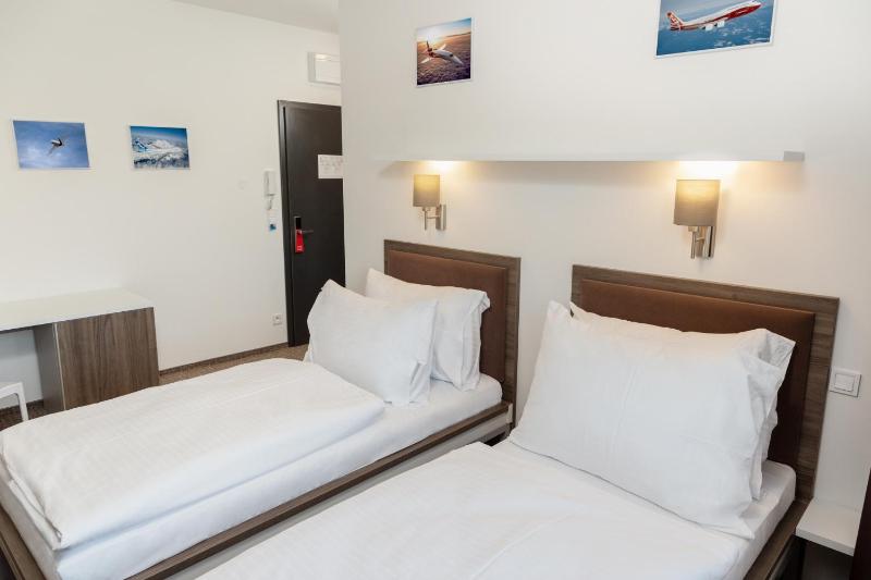 Twin Room with Garden View image 1