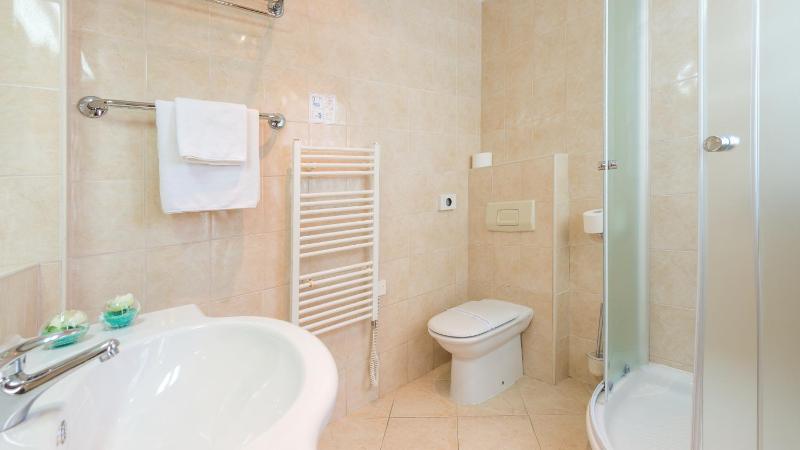 Standard Double/Twin Room with Balcony image 3