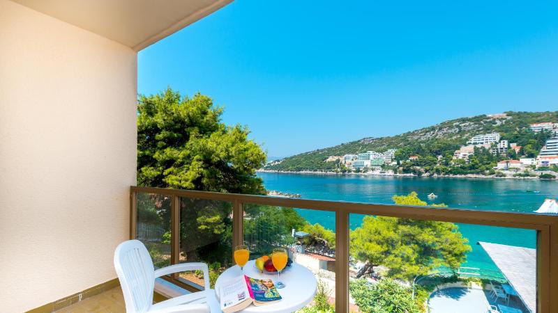 Double/Twin Room with Balcony and Sea View image 4