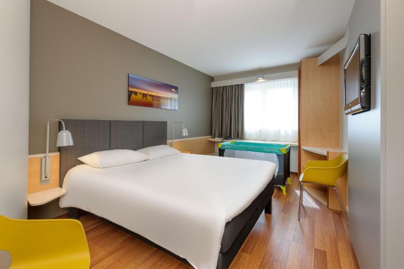 Standard Double Room image 4