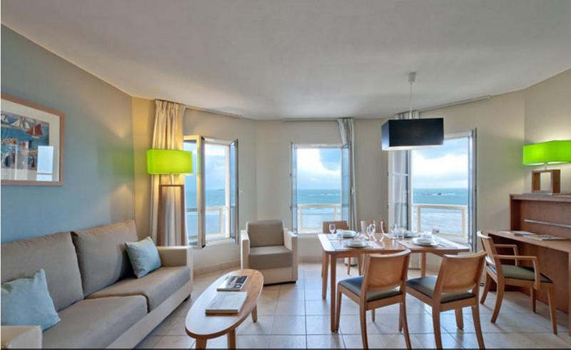One-Bedroom Apartment (4 Adults) with Sea View image 3