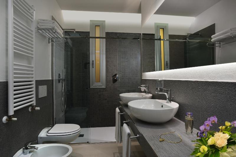  Superior Triple Room image 2