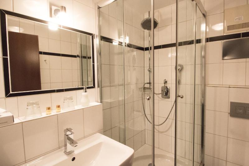 Single Room image 3