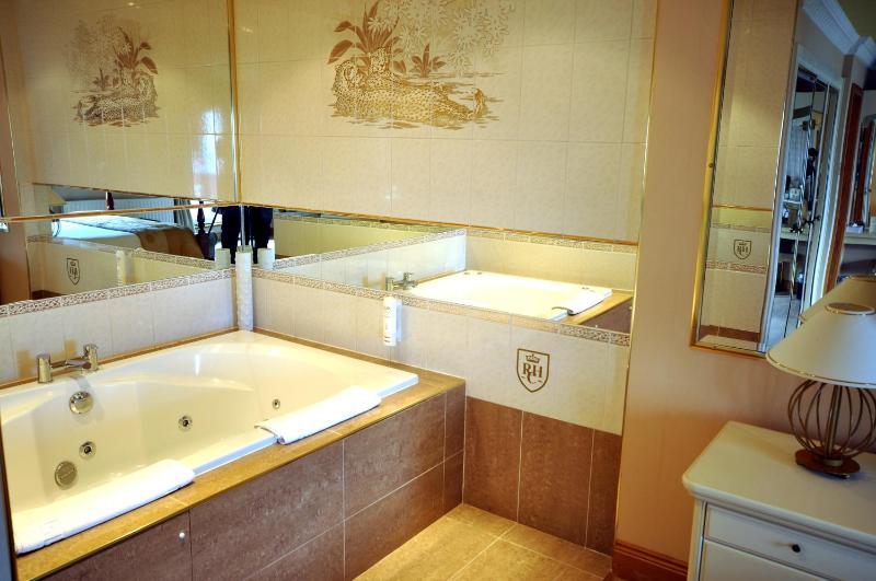 Premier Suite with Sea View image 2