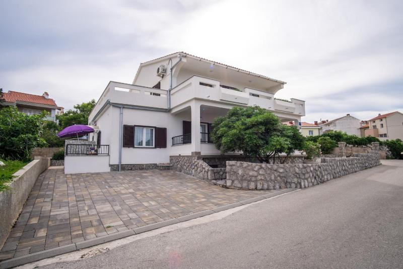 One Bedroom Apartment with Sea View image 3