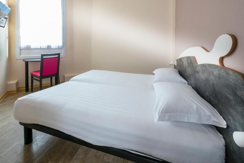 Standard Twin Room image 4