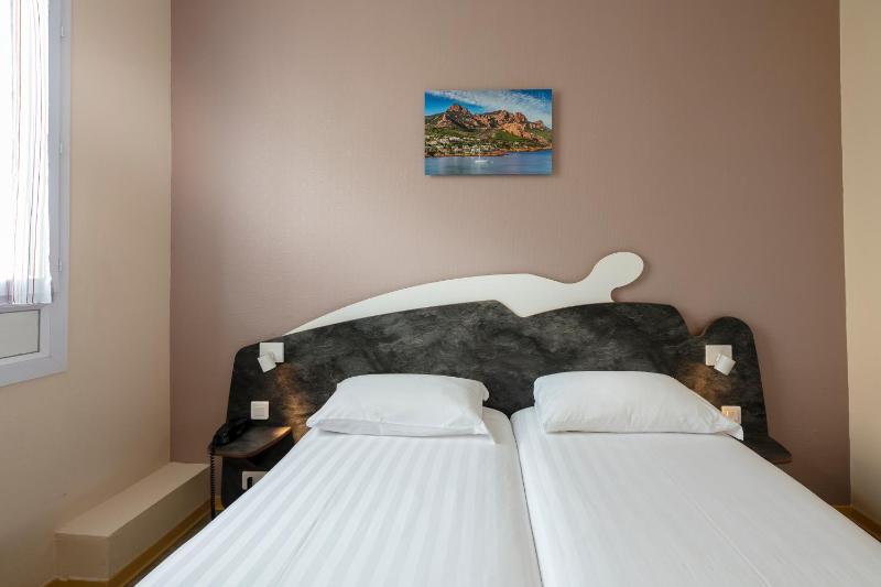 Standard Twin Room image 3