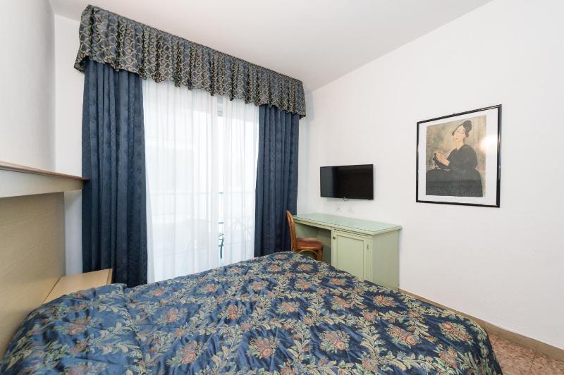 Double Room with Balcony image 4