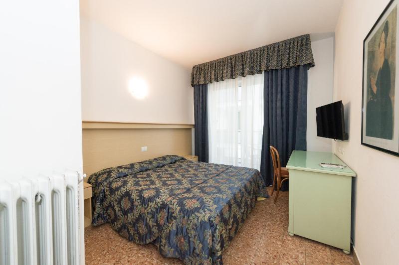 Double Room with Balcony image 3