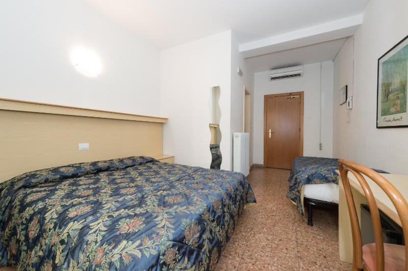 Triple Room with Balcony image 3