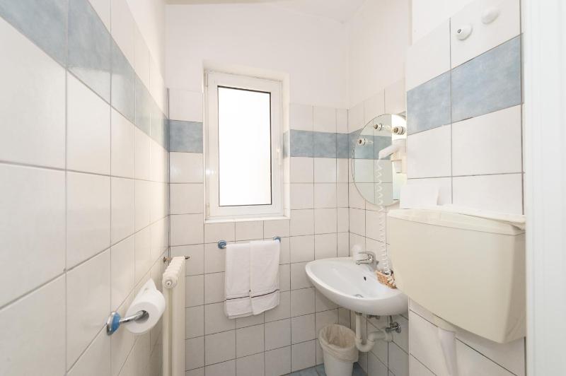 Quadruple Room with Balcony image 4