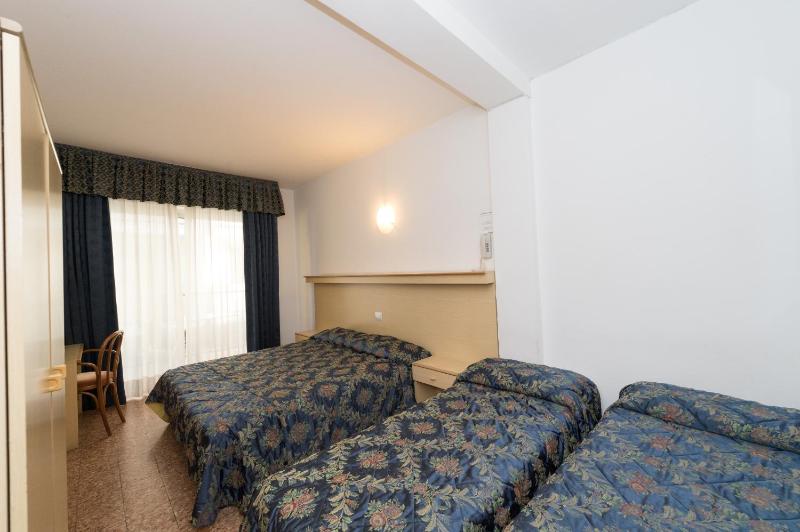 Quadruple Room with Balcony image 3
