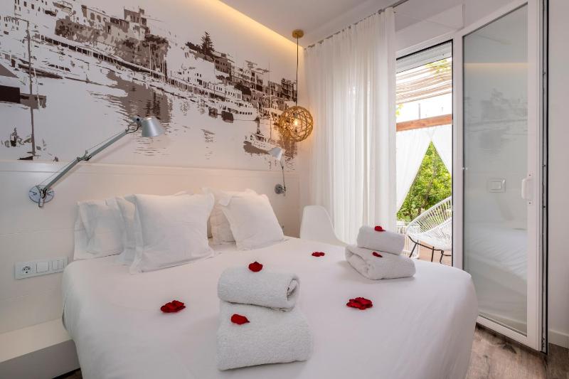 Double Room with Terrace image 3
