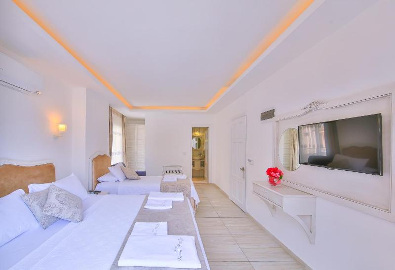 Deluxe Triple Room image 3
