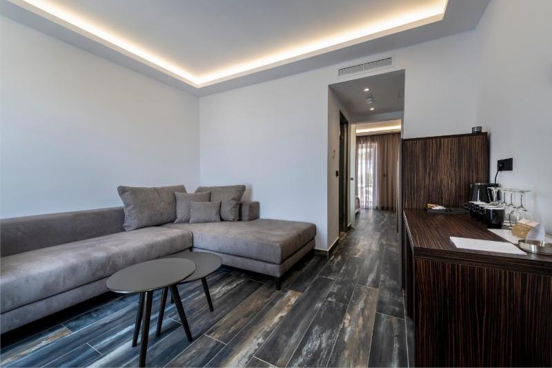 Deluxe Family Room image 2