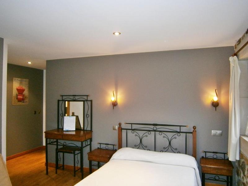 Standard Twin Room with Sofa image 1