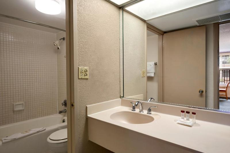 Standard King Inn Room image 4