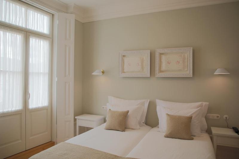 Deluxe Double or Twin Room with Balcony image 3