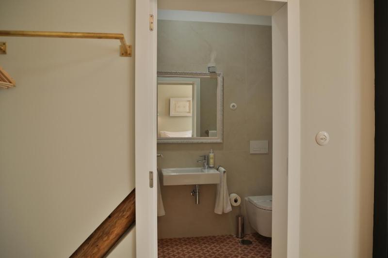 Deluxe Double or Twin Room with Balcony image 4