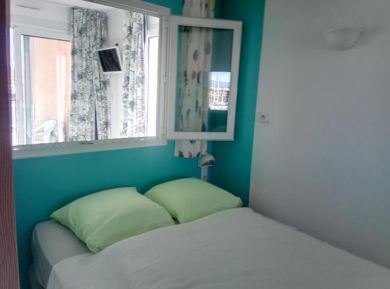 Studio Apartment with Sea View image 3