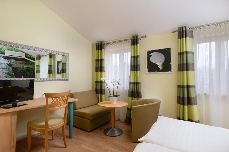 Double or Twin Room image 4