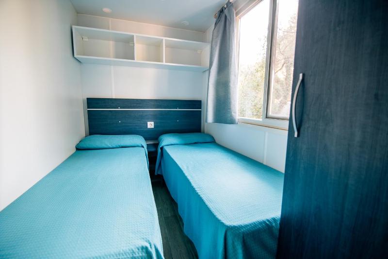 Small Mobile Home (4 Adults) with beach access image 4