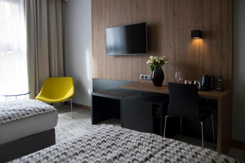 Standard Twin Room image 4
