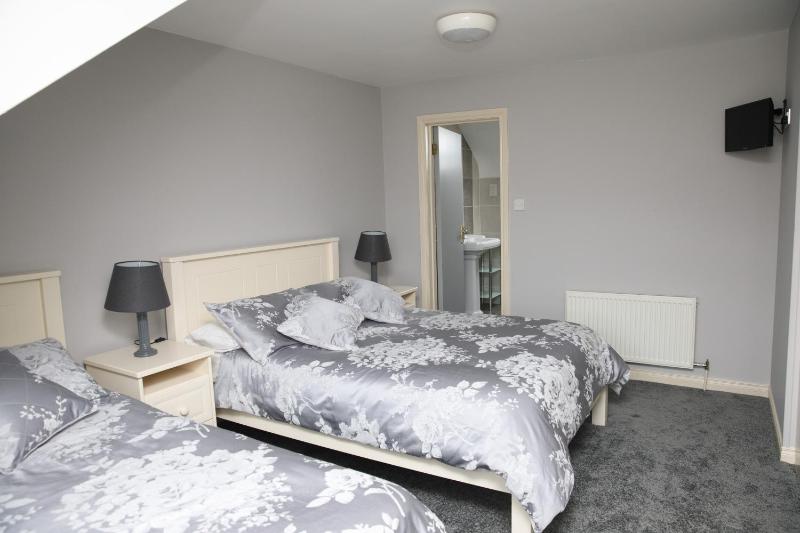 Triple Room with Private Bathroom image 2