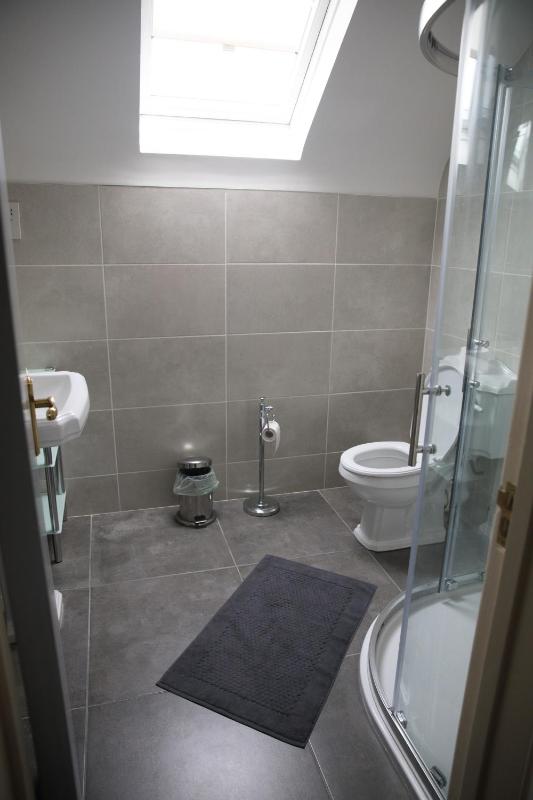 Triple Room with Private Bathroom image 3