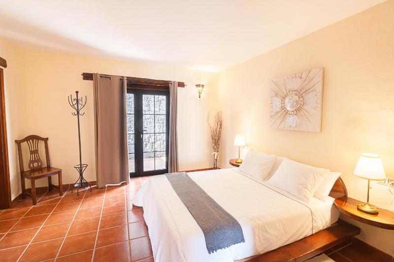 One-Bedroom Apartment image 2